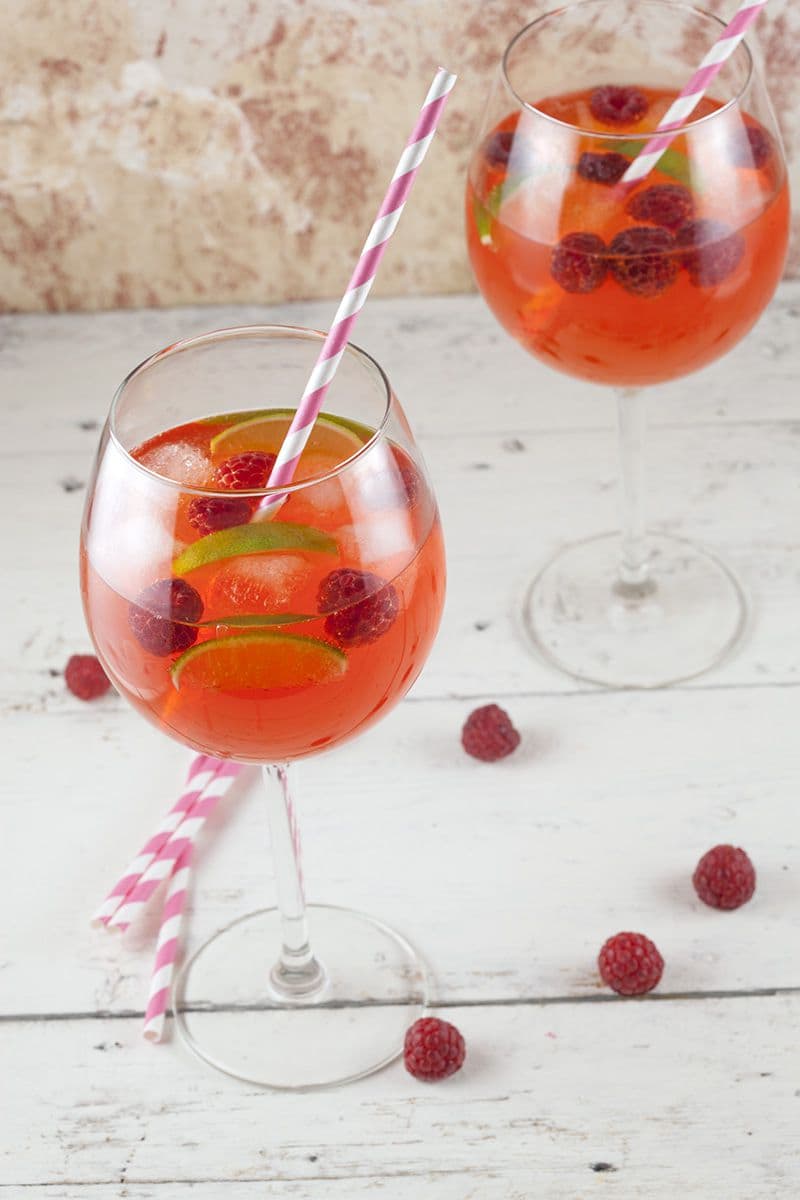 Aperol cocktail met limoen en frambozen