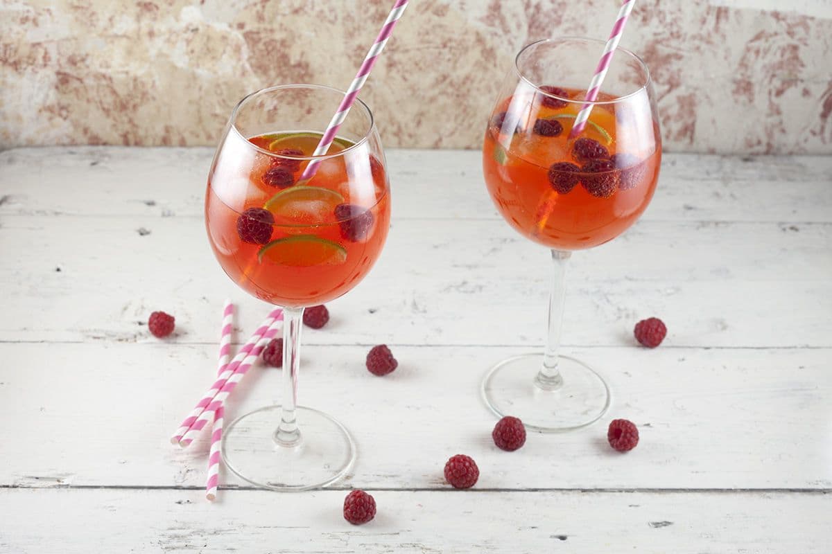 Aperol cocktail met limoen en frambozen
