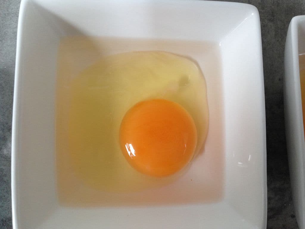 Vers ei in azijn om eggs benedict te maken