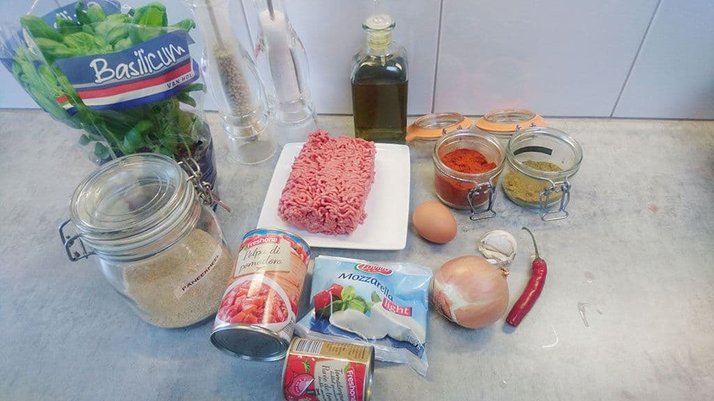 Gehaktballetjes met mozzarella in tomatensaus uit de oven Ingrediënten