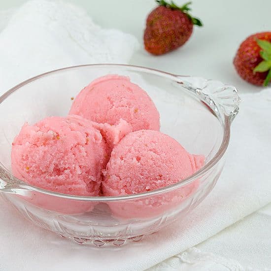 Aardbeien-karnemelk ijs
