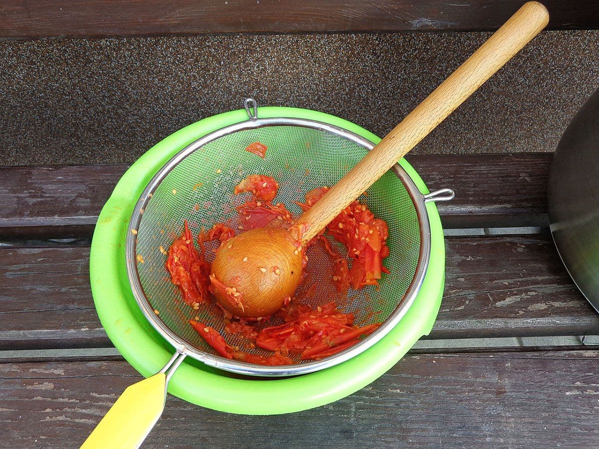 Hoe maak je tomatenpuree minder zuur?