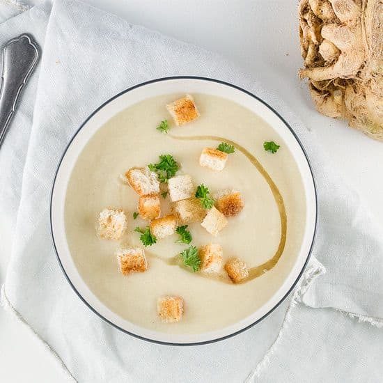 Knolselderij soep met spekvet en croutons