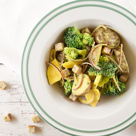 Rode aardappelsalade met broccoli en kerrie
