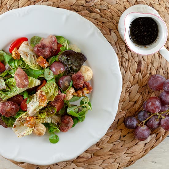 Salade met mozzarella, druiven en stroopdressing