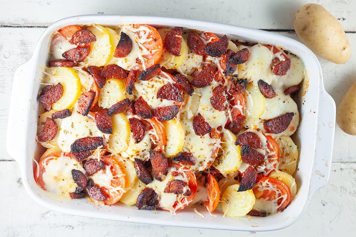 Ovenschotel met aardappel, tomaat en chorizo